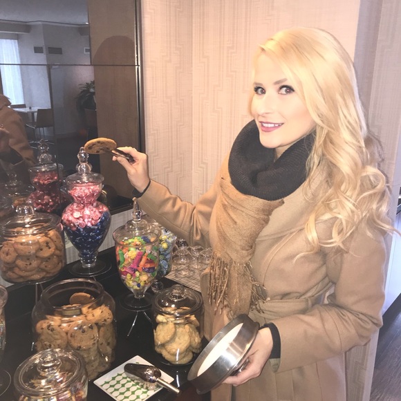 Meet your Posher, Laura :) - Picture 5 of 7